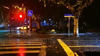 夜晚下雨的十字路口视频的预览图